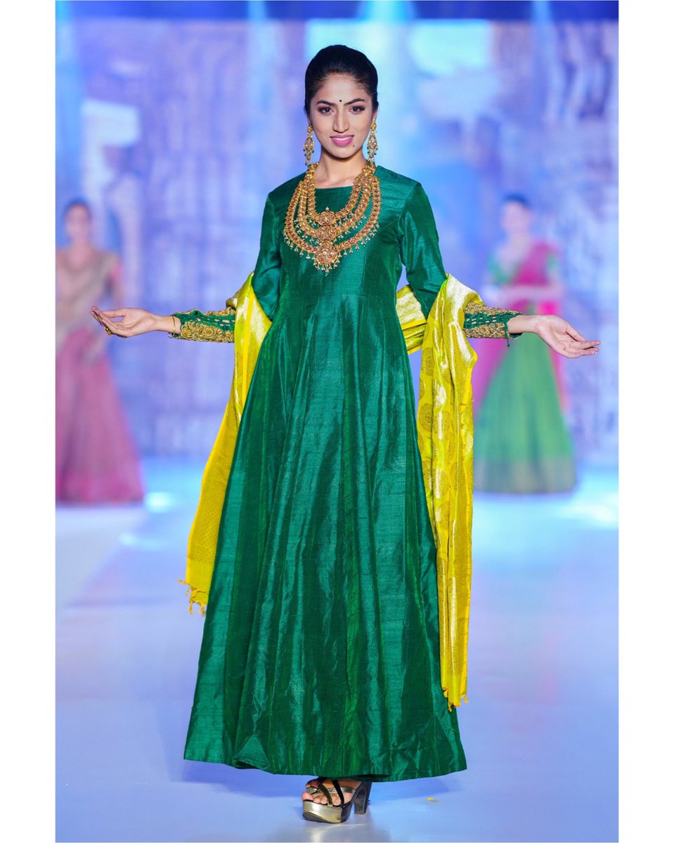 SoundaryaGowdaS's tweet photo. Madras Fashion Week 2022
#fashion #fashionblogger #fashionweek #fashiondesigner #fashionmodel #fashiondesign #fashionstylist #stylist #makeup #makeupartist #model #modeling #photoshoot #photo #photography #hairstylist #mua https://t.co/HoMySKjgAT