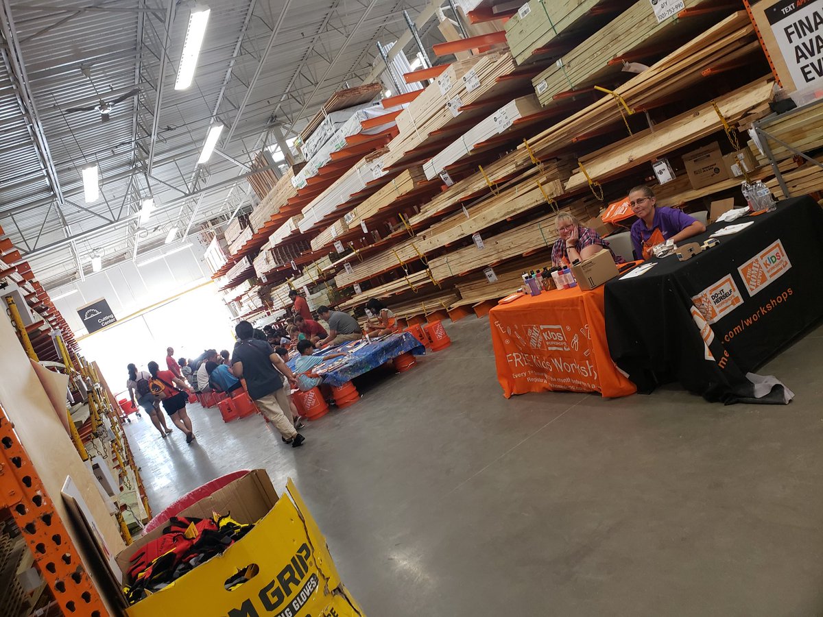 OLLSOUL's tweet photo. 6833 Kids workshop full of energy! Love hearing the banging 🔨🪛🎨. Kids are having lots of fun 😀 Happy Saturday! #kidsworkshop #homedepot #lotsofenergy #success https://t.co/CPh0FiRWkL