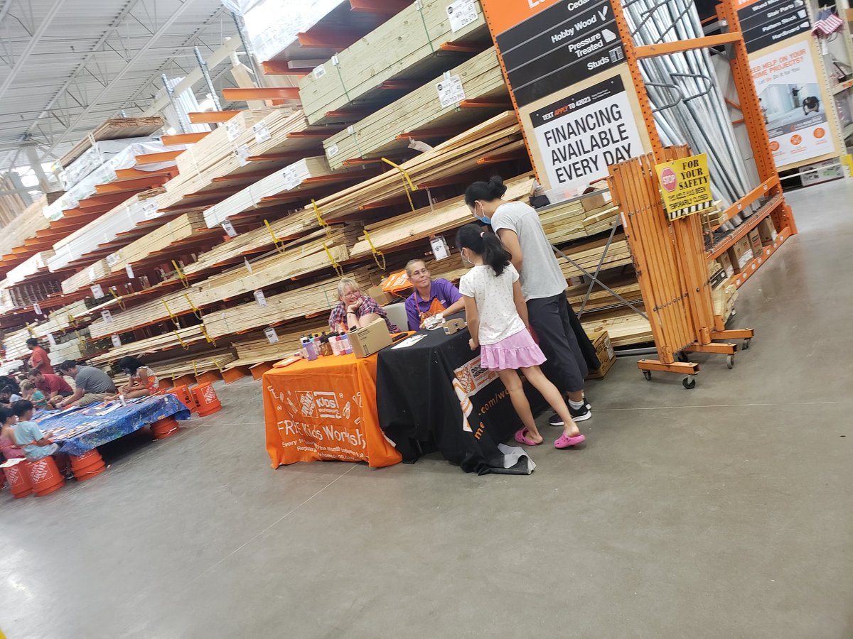 OLLSOUL's tweet photo. 6833 Kids workshop full of energy! Love hearing the banging 🔨🪛🎨. Kids are having lots of fun 😀 Happy Saturday! #kidsworkshop #homedepot #lotsofenergy #success https://t.co/CPh0FiRWkL
