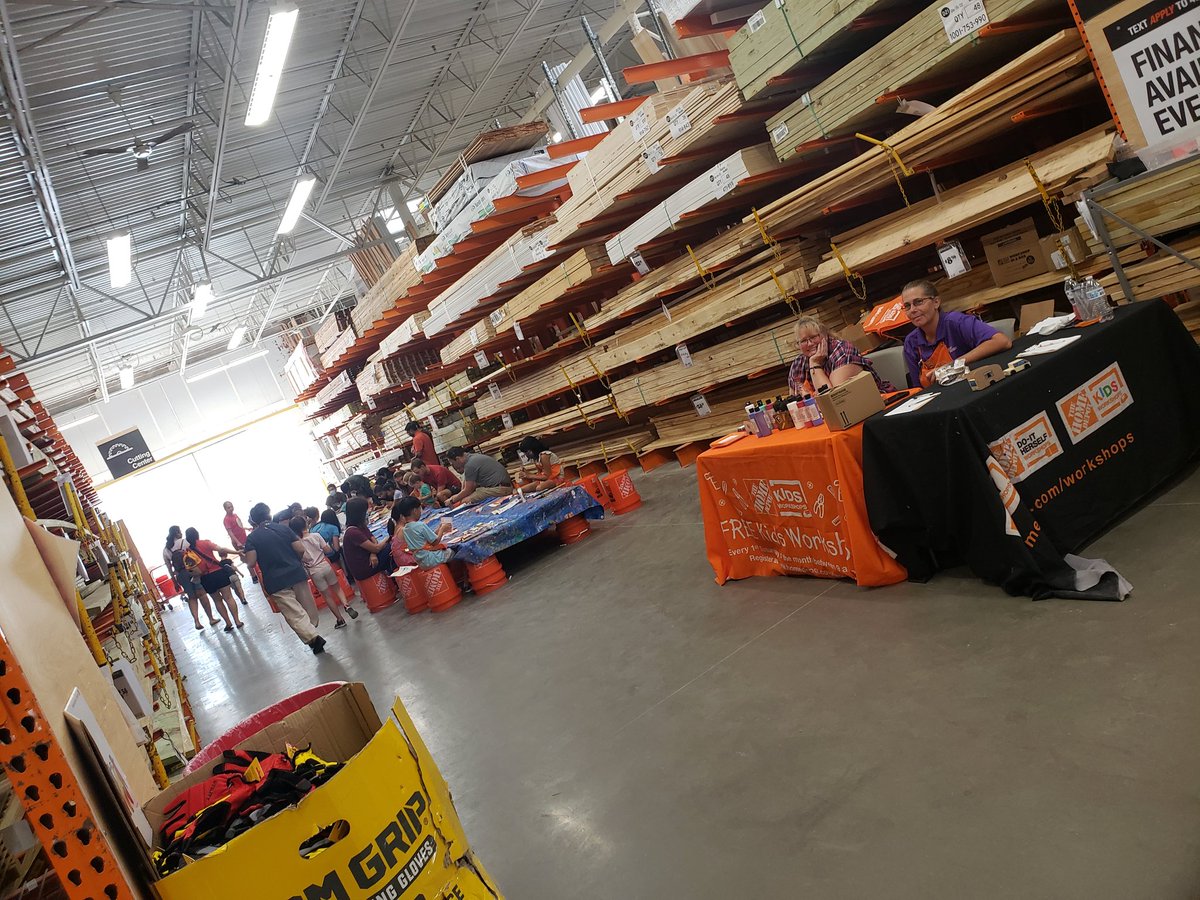 OLLSOUL's tweet photo. 6833 Kids workshop full of energy! Love hearing the banging 🔨🪛🎨. Kids are having lots of fun 😀 Happy Saturday! #kidsworkshop #homedepot #lotsofenergy #success https://t.co/CPh0FiRWkL