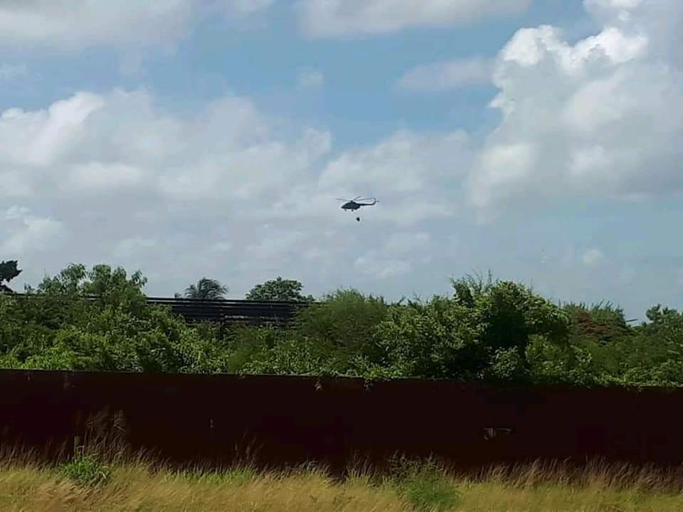 Helicópteros de las FAR vierten agua de la bahía de Matanzas sobre los tanques en llamas. No se escatiman esfuerzos para resolver la situación. Junto al pueblo matancero está desde anoche nuestro Presidente @DiazCanelB. El corazón ❤ de toda #Cuba late junto a #Matanzas.