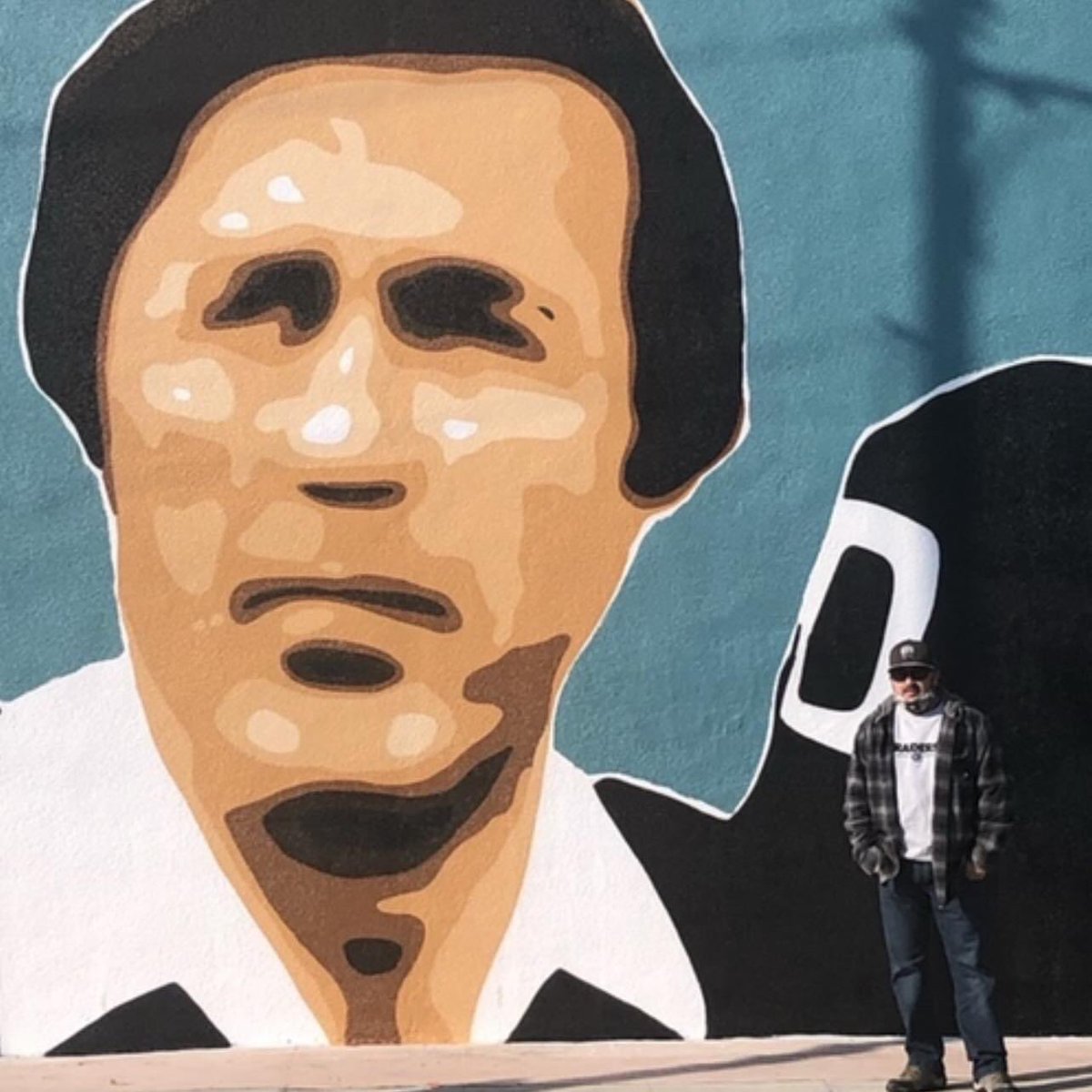 PJC_Raiders's tweet photo. Me at the Tom Flores mural 1 year ago today at my hometown. Legend. 

#TomFlores #HometownHero #Sanger #Apaches #AlwaysWithPride #Raiders #RaiderNation #RN4L https://t.co/AonMqb3ikl