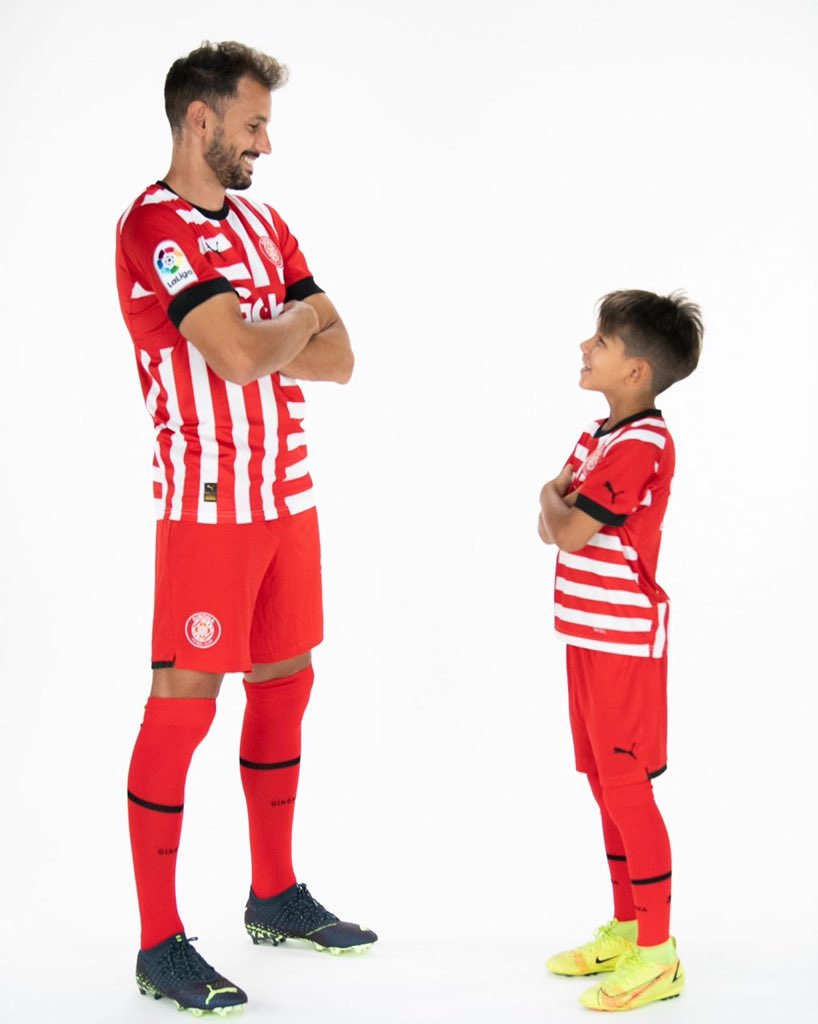 CristhianStuani's tweet photo. Te prometí que volverías a verme en primera con esta camiseta 
Ahora lo disfrutamos juntos ❤️
A veces la gente piensa que los futbolistas y sus familias no sufren algunos acontecimientos,no todo es color de rosa en el fútbol 
Por eso cuando vienen las buenas hay que disfrutarlo https://t.co/Ul7hjOK42d