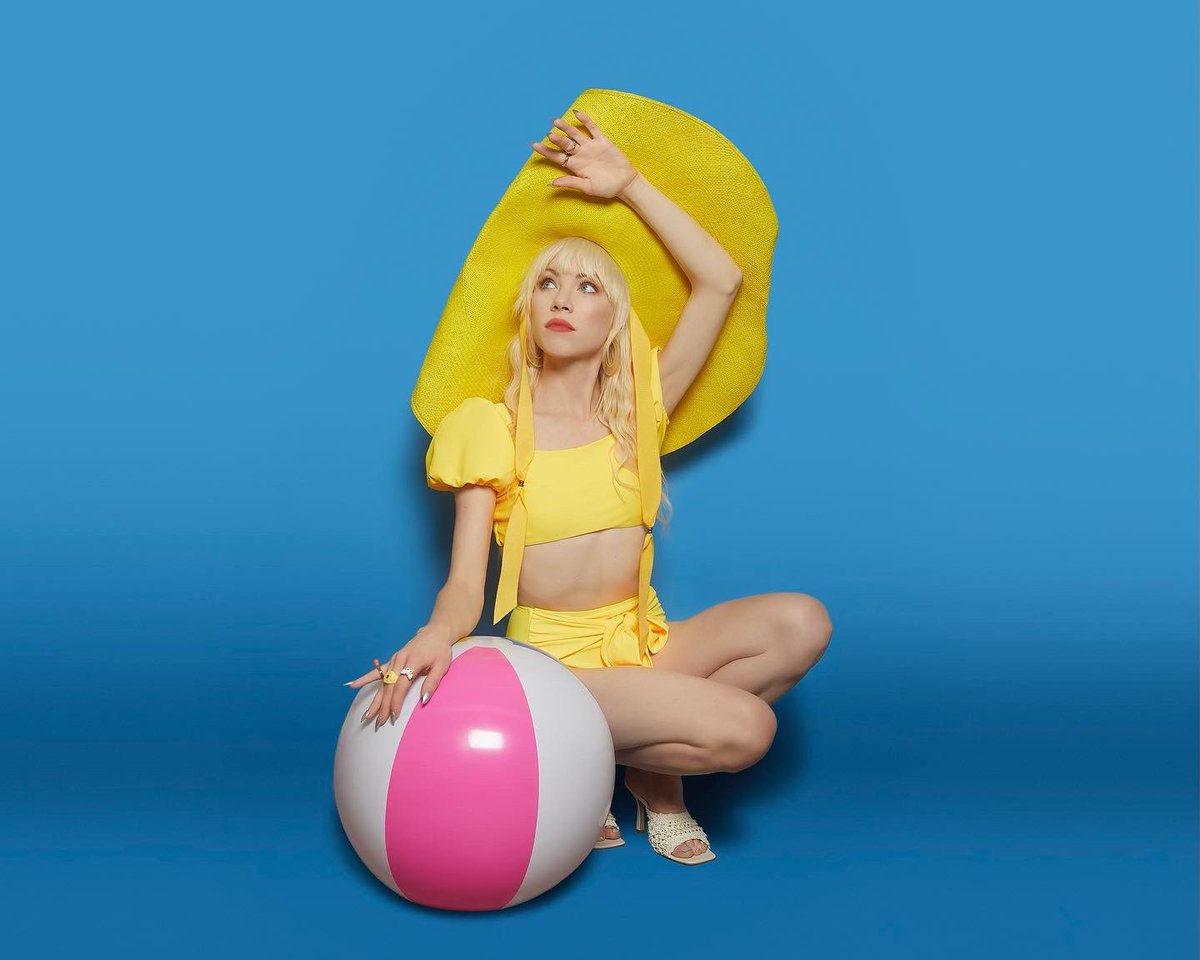 carlyraejepsen's tweet photo. Beach House made it to the east coast and I’m packing my bags too! Yahoo! Thank you @Spotify @SpotifyCanada https://t.co/1X28JOUCRY