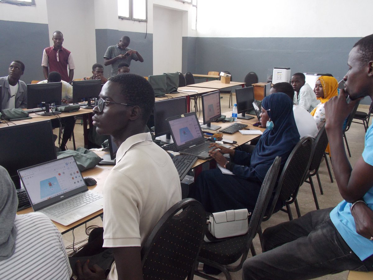 senfablab's tweet photo. Des cours de #modélisation 3D sont en cours en ce moment au lycée technique #MauriceDelafosse avec #Senédition, l'équipe de  #Freedesignlab, de @SenumSenegal et les membres de #Senfablab #3Dprinting #Numerique #education #apprentissage #Fablab #kebetu #Dakar https://t.co/TlMvthzcDT