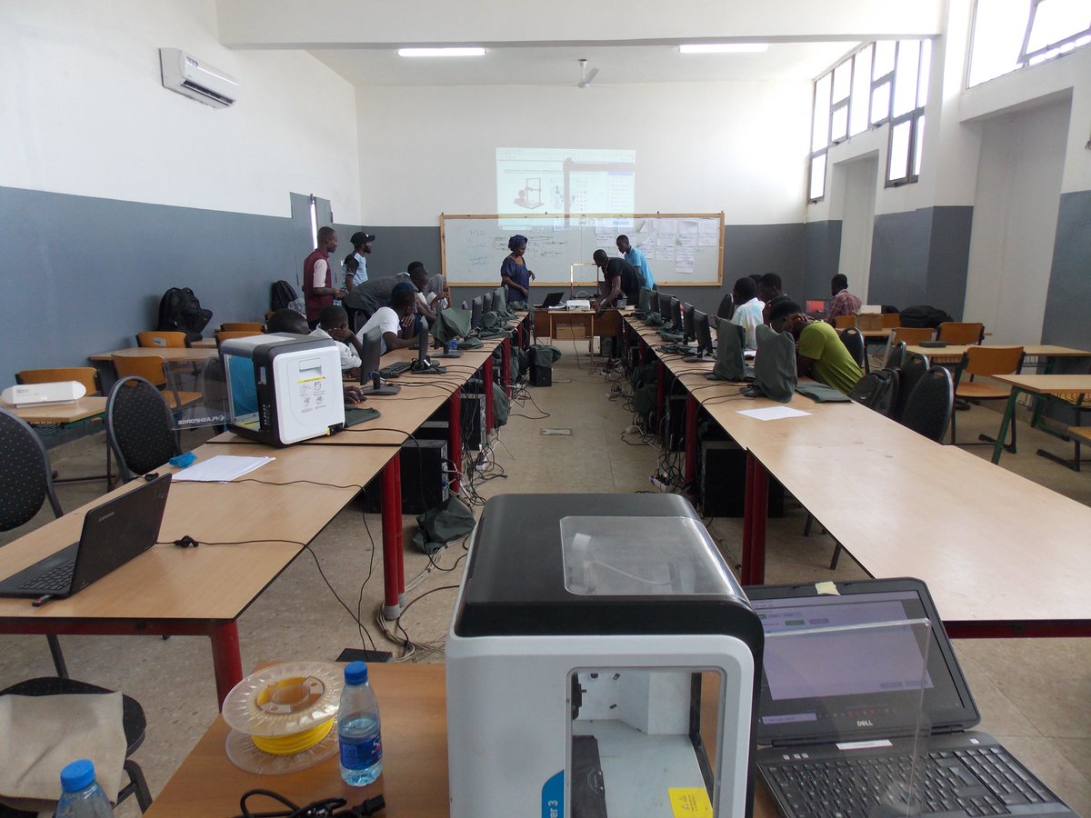 senfablab's tweet photo. Des cours de #modélisation 3D sont en cours en ce moment au lycée technique #MauriceDelafosse avec #Senédition, l'équipe de  #Freedesignlab, de @SenumSenegal et les membres de #Senfablab #3Dprinting #Numerique #education #apprentissage #Fablab #kebetu #Dakar https://t.co/TlMvthzcDT