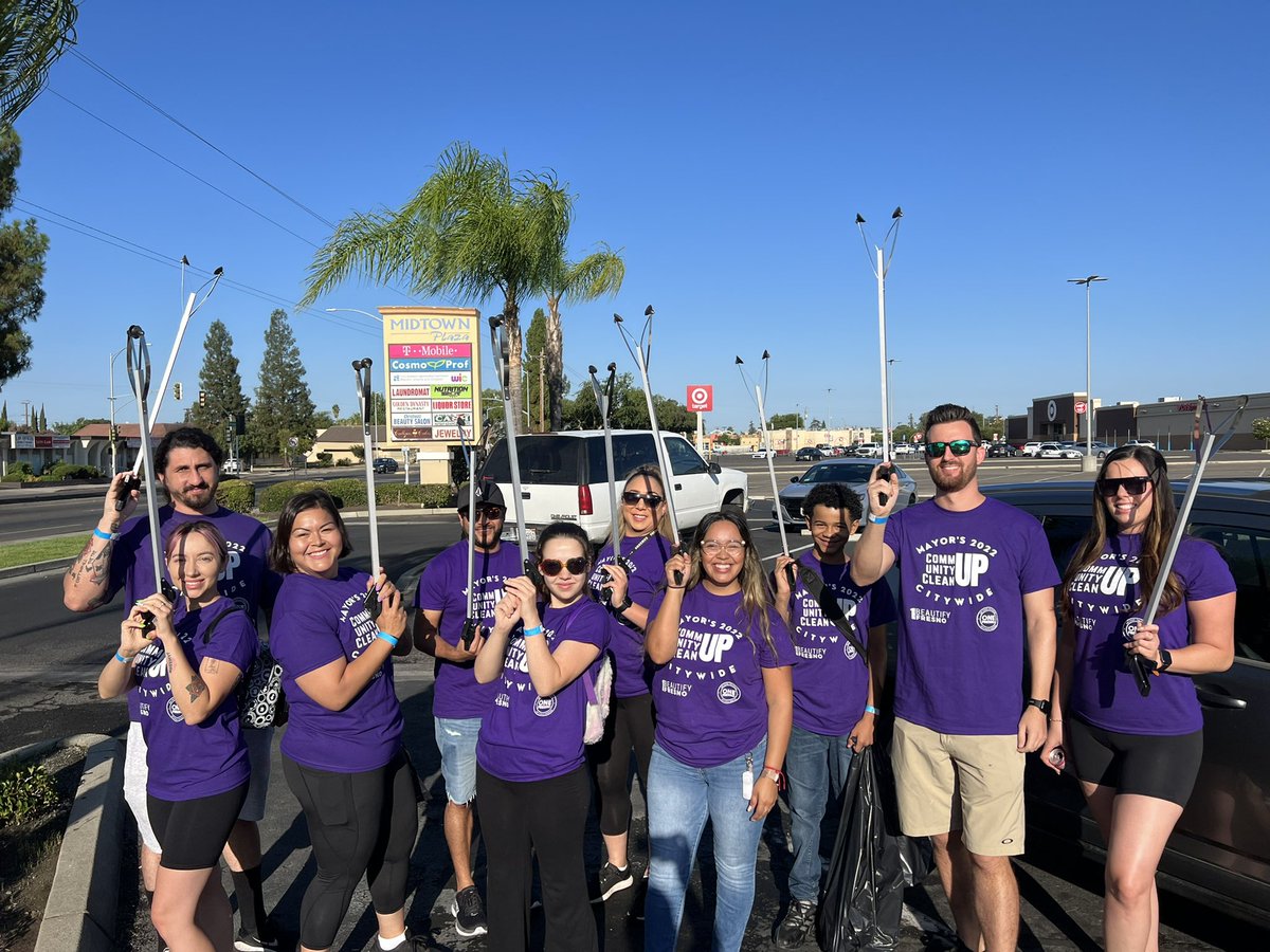 just_JoJo___'s tweet photo. Today we volunteered for the #mayorcleanupday in Fresno! Thank you to those who came out. @RussMerzoian @thereal_emsee @abrock1 @victor_ceja Laney &amp; crew 🙌🏽 #FresnoMCCCD https://t.co/70t77Trs4Z