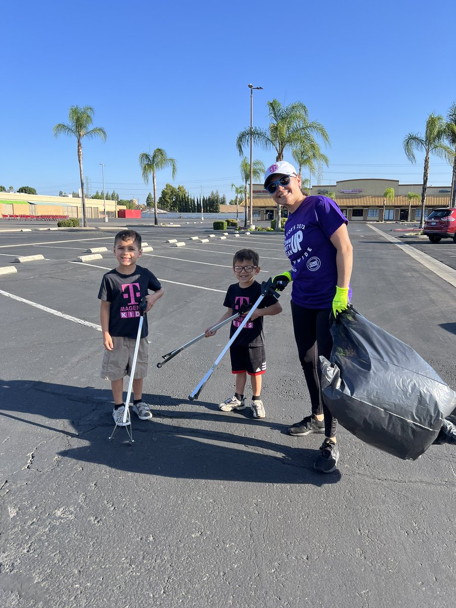 just_JoJo___'s tweet photo. Today we volunteered for the #mayorcleanupday in Fresno! Thank you to those who came out. @RussMerzoian @thereal_emsee @abrock1 @victor_ceja Laney &amp; crew 🙌🏽 #FresnoMCCCD https://t.co/70t77Trs4Z