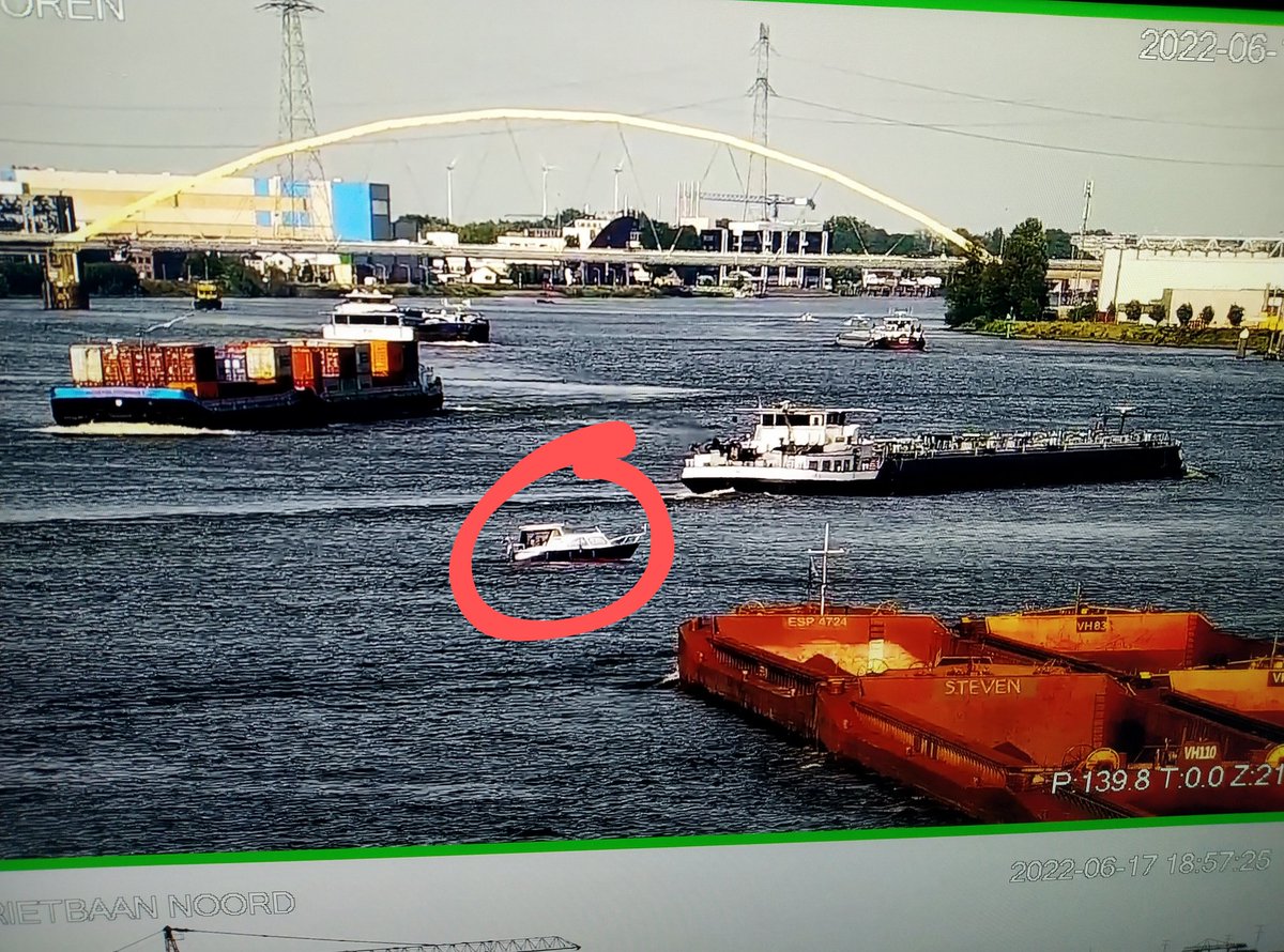 Plaats op de vaarweg is erg belangrijk! Zeker op drukke rivieren met veel beroepsvaart. Houd goed de stuurboordszijde van het vaarwater en kijk regelmatig achterom!  <a href="/varendoejesamen/">Varen doe je Samen!</a> <a href="/Rijkswaterstaat/">Rijkswaterstaat</a>