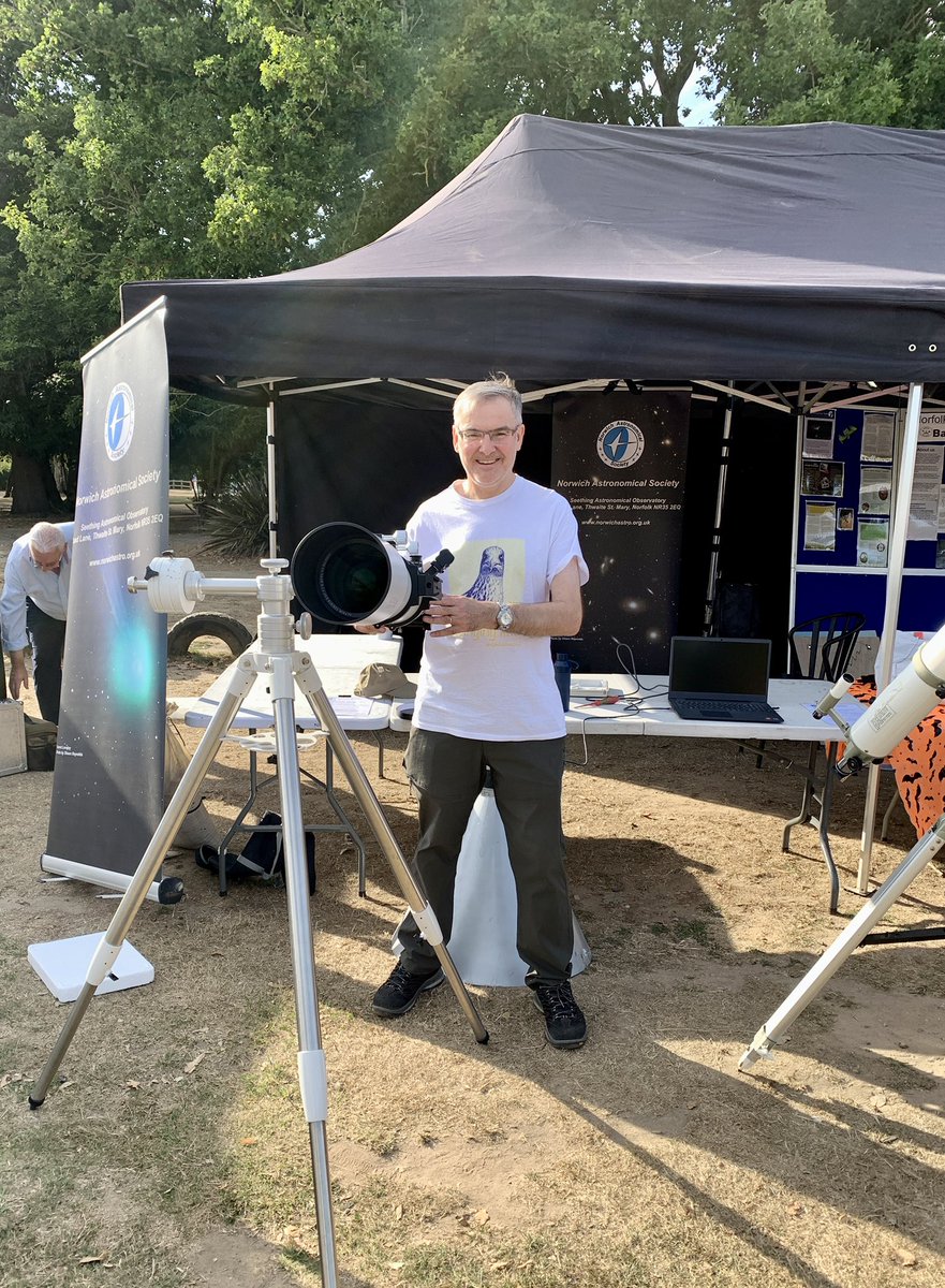 Winging it tonight with a <a href="/MyriadPhoto/">MyriadPhoto 📷</a> #gavinthegull t-shirt. The <a href="/NorwichAS/">NorwichAstroSociety</a> crew helping @roarr_dino with all sorts of scopes tonight.
#trustmeimanastrologer