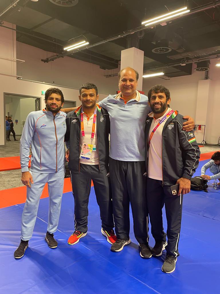 BajrangPunia's tweet photo. Well done Bhai @ravidahiya60 https://t.co/dXWMTciif0