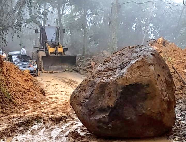 anibalgaviria's tweet photo. HILO (1 de 8) Las fuertes lluvias no dan tregua. Seguimos UNIDOS y sin descanso atendiendo todas las emergencias que nos han reportado desde los municipios. Quiero compartirles en este hilo los frentes donde están trabajando los equipos de @DagranAntioquia y @ObrasAntioquia. https://t.co/G5NkPGadpZ