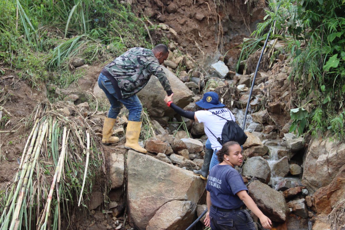anibalgaviria's tweet photo. HILO (1 de 8) Las fuertes lluvias no dan tregua. Seguimos UNIDOS y sin descanso atendiendo todas las emergencias que nos han reportado desde los municipios. Quiero compartirles en este hilo los frentes donde están trabajando los equipos de @DagranAntioquia y @ObrasAntioquia. https://t.co/G5NkPGadpZ
