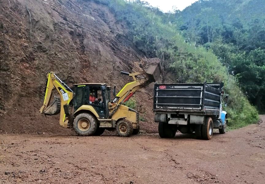 anibalgaviria's tweet photo. HILO (1 de 8) Las fuertes lluvias no dan tregua. Seguimos UNIDOS y sin descanso atendiendo todas las emergencias que nos han reportado desde los municipios. Quiero compartirles en este hilo los frentes donde están trabajando los equipos de @DagranAntioquia y @ObrasAntioquia. https://t.co/G5NkPGadpZ