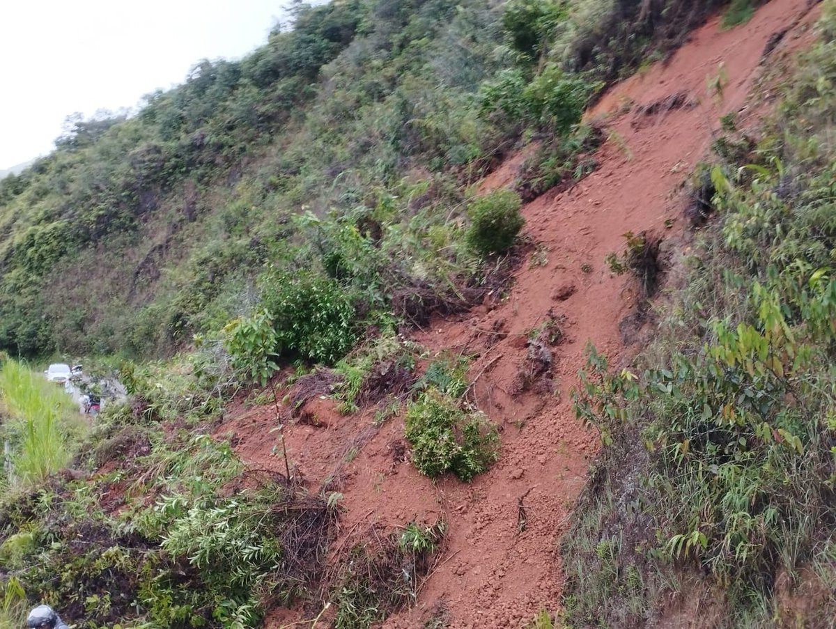 anibalgaviria's tweet photo. (7 de 8) Vía Albania – Titiribí, derrumbes y caídas de roca. Alerta de gran movimiento en masa.
Urrao - Betulia, sector El Tigre, presenta derrumbe. Y está cerrada, al igual que Chorodó - Frontino. https://t.co/Ezx3zugGis