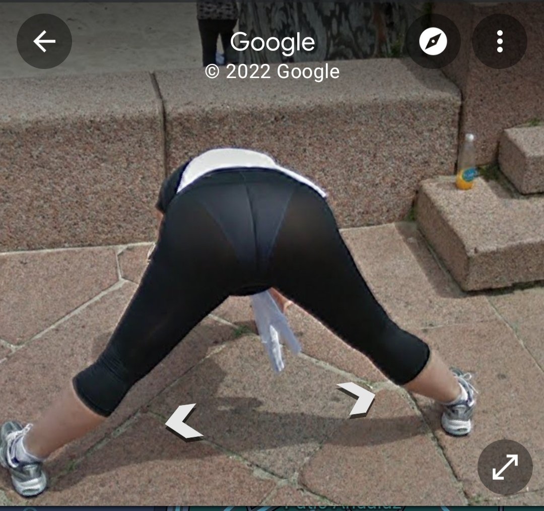 Ni estirar tranquilo puede uno que pasa el autito de Google