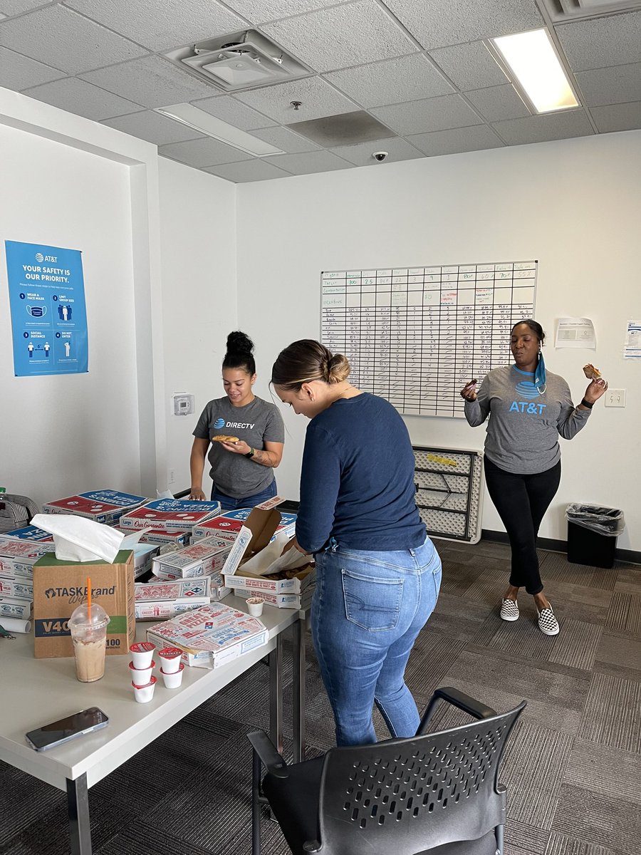 It’s #PizzaParty time with the #SkiboSavages. Thank you so much <a href="/asurionmargie/">Margie Sherman</a>! <a href="/CalebNJohnston/">Caleb Johnston</a> <a href="/nmvd1025/">Nathan VanDame</a> <a href="/jerryfornwalt/">Jerry Fornwalt</a> <a href="/404girl/">Betsy Francis</a> <a href="/DianaDolce2002/">Diana Dolce</a> <a href="/LaquiraLyn/">Kira</a>