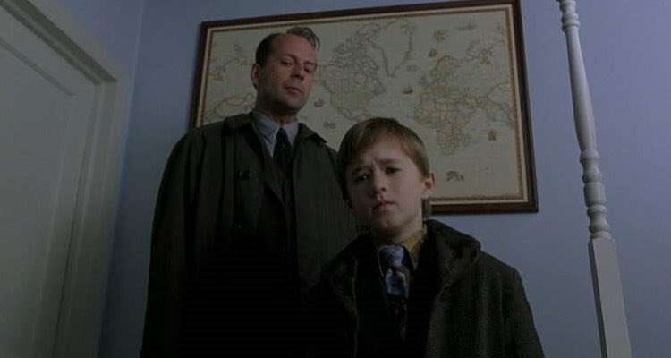 DiscussingFilm's tweet photo. 23 years ago today, ‘THE SIXTH SENSE’ released in theaters. https://t.co/dYUnEMw7Ou