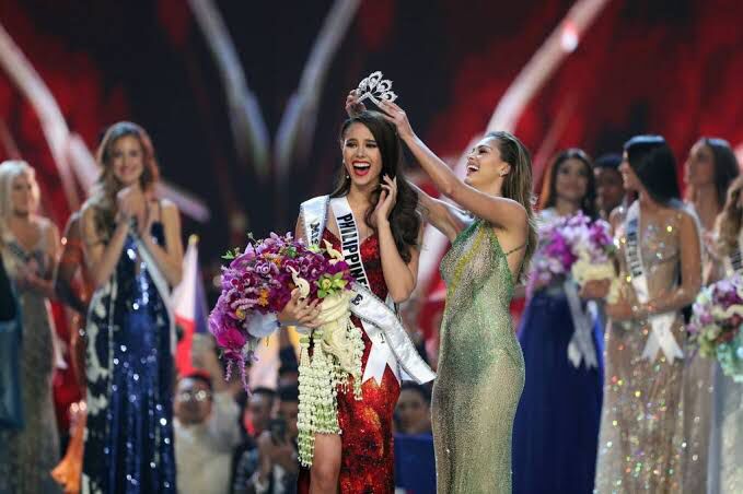 🚨 HISTÓRICO! A partir de 2023, mulheres casadas, divorciadas e mães poderão competir no Miss Universo.