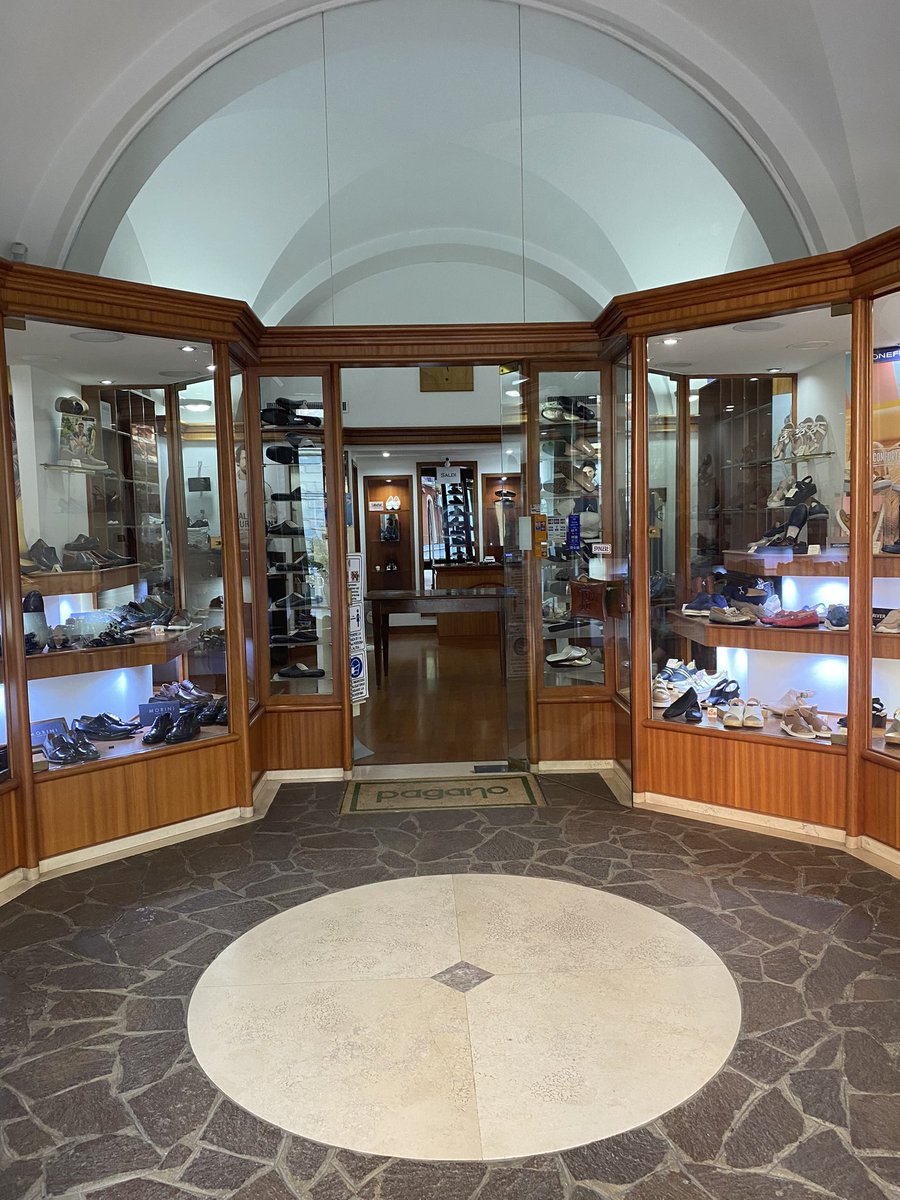BullierSemezis's tweet photo. @janviertoscan Autre charme autre sud : Foggia et son marchand de souliers avec vitrine intérieure https://t.co/ObkOYkWo0y