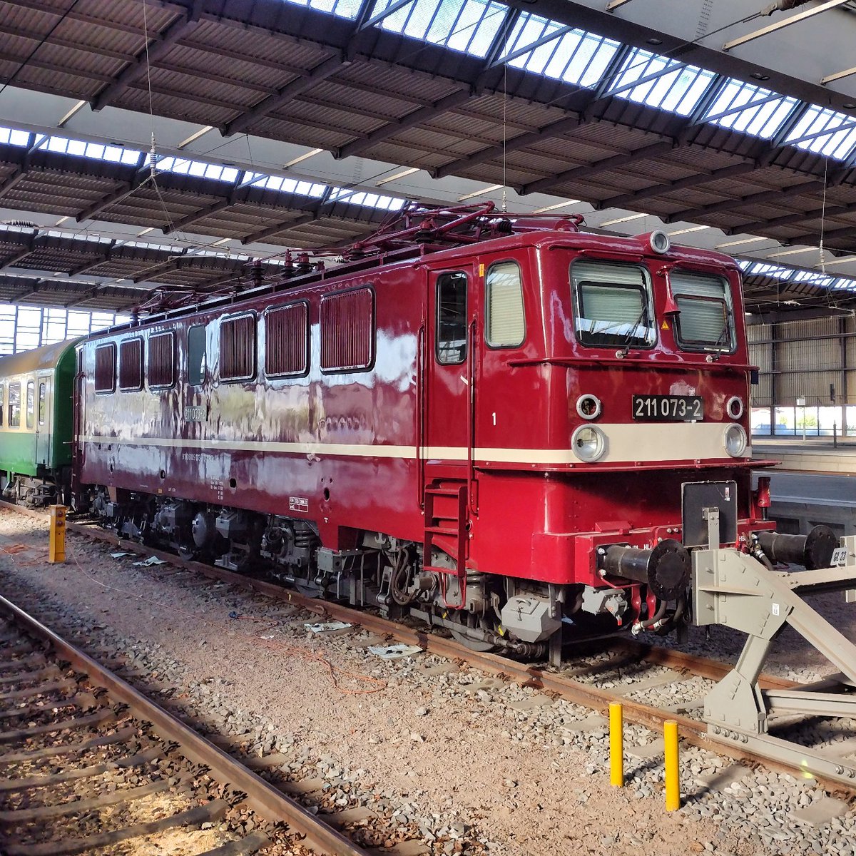 Herr_Filmkorn's tweet photo. Ich liebe solche Umstiege wenn man tolle Loks sieht ☺️
.
Abgesehen von den ganzen Nazis im Nachbarabteil vom Waggon.
#HerrFilmkornOnTour #Chemnitz #E211 #elok #eisenbahn #train #deutschereichsbahn https://t.co/aU3uwant0S
