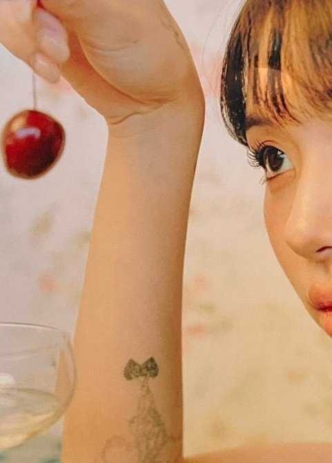 daydreamzyo's tweet photo. Las chicas no quieren pareja, las chicas quieren que no editen los tatuajes de Chaeyoung https://t.co/W12JAos0px