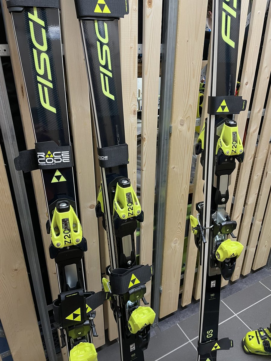 MeesClausing's tweet photo. Back to work 💪 #skituning #skiwaxing #nieuwmateriaal #skiroom https://t.co/MoZirbN0MM