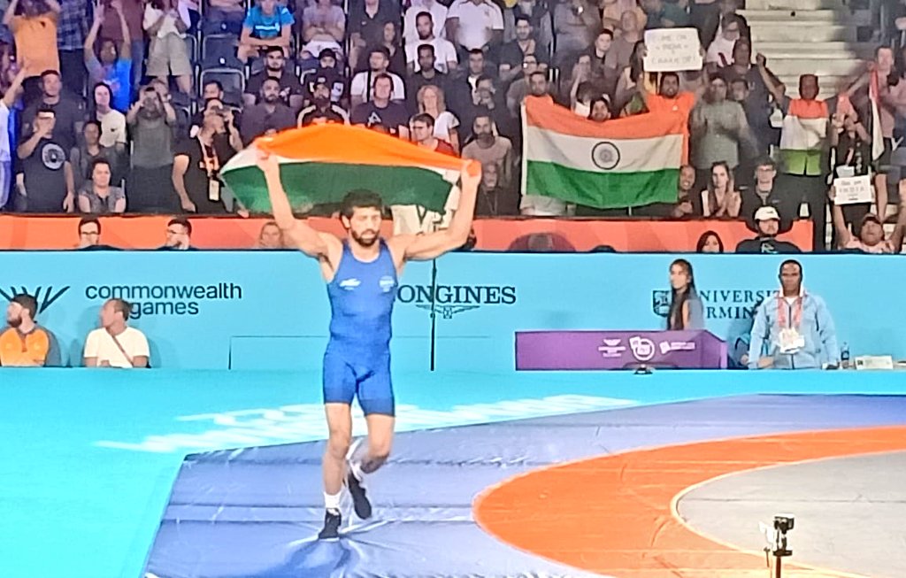 ipspankajnain's tweet photo. Well done champ ! 
इसी तरह तिरंगा आपके हाथों में रहे और देश को मैडल आते रहे।
#CWGold🥇
#RaviDahiya
@ravidahiya60 https://t.co/laJKcGUGWx