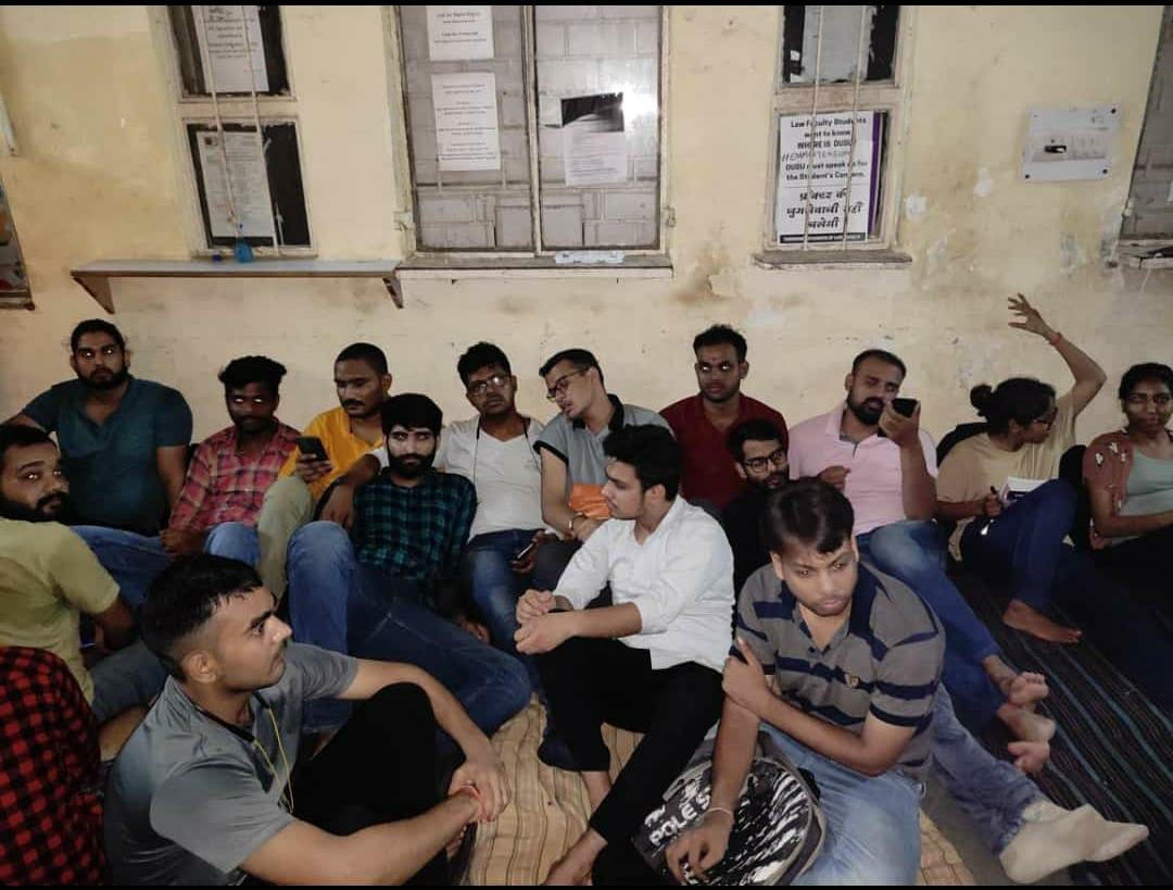 Mr_HJaiswal's tweet photo. ये आजाद भारत की तस्वीर है,जब देश आजादी का अमृत महोत्सव मना रहा है। देश के प्रतिष्ठित दिल्ली विश्वविद्यालय  विधि संकाय के विद्यार्थियों को सिर्फ उनके प्रॉक्टर द्वारा दिए गए आश्वासन और बुनियादी जरूरतो की पूर्ति के लिए ये भूख हड़ताल करनी पर रही है😪
@barcouncilindia
#DUFOLEXAMDATES https://t.co/WWB9o6vWIa