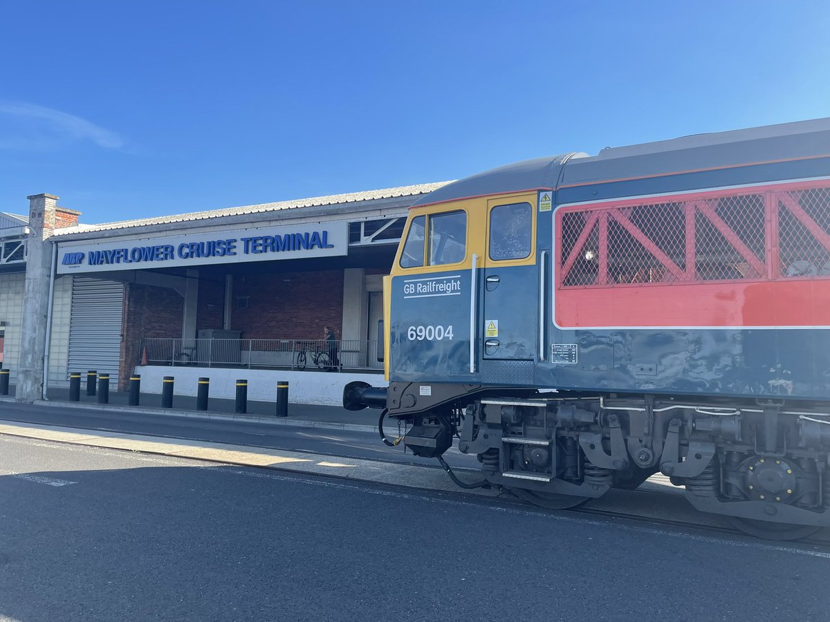 dadrail's tweet photo. The Boat train has arrived. 69004 has joined 69002 on my train for some double heading fun. The extra loco length means a rare shunt move past the gate at Southampton Western Docks. #trains #GBRf #railfreight #class69 #dadrail https://t.co/R3G0wvyMQh