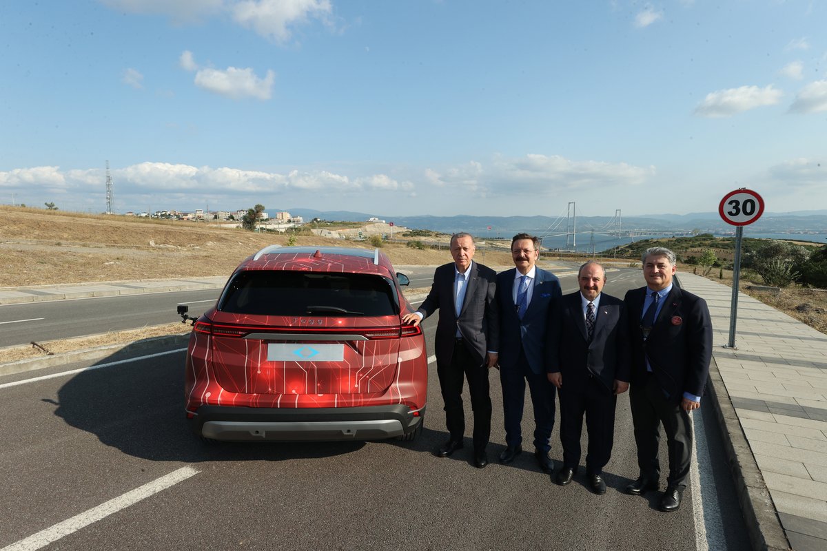 Cumhurbaşkanımız Recep Tayyip Erdoğan, "Sanayi ve Teknolojinin Merkezi Kocaeli'ye Değer Katanlar Ödül Töreni" için geldiği Gebze Bilişim Vadisi'nde TOGG ile test sürüşü yaptı.