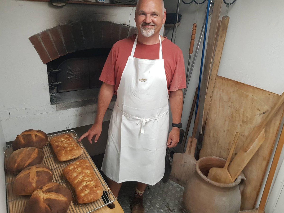 panaryuk's tweet photo. Baker Simon Clifford had a good day's tuition on baking in the wood-fired oven at PANARY bread school, Dorset https://t.co/ffptwijoSY