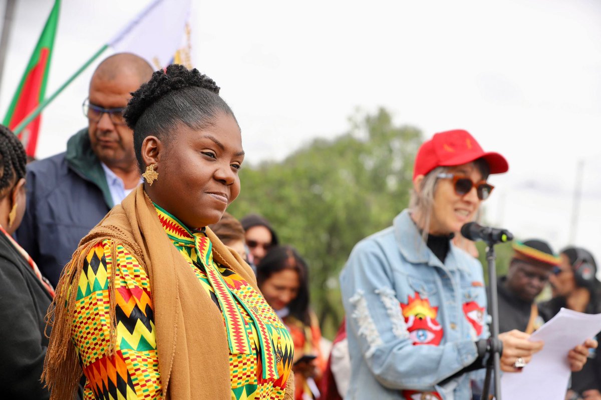 FranciaMarquezM's tweet photo. #HoySePosesionanLosPueblos para sembrar una nueva y definitiva oportunidad para la vida y la paz en Colombia. Gracias pueblos negros, indígenas, campesinos y urbanos por resistir y cuidar la vida con dignidad y unidad. #ColombiaRenace junto a ustedes. https://t.co/0DPsD2qFlr