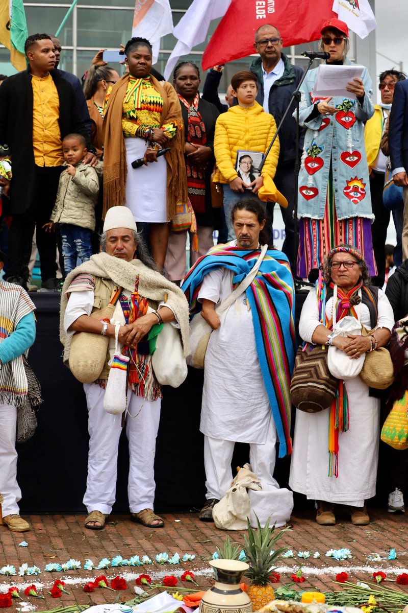 FranciaMarquezM's tweet photo. #HoySePosesionanLosPueblos para sembrar una nueva y definitiva oportunidad para la vida y la paz en Colombia. Gracias pueblos negros, indígenas, campesinos y urbanos por resistir y cuidar la vida con dignidad y unidad. #ColombiaRenace junto a ustedes. https://t.co/0DPsD2qFlr
