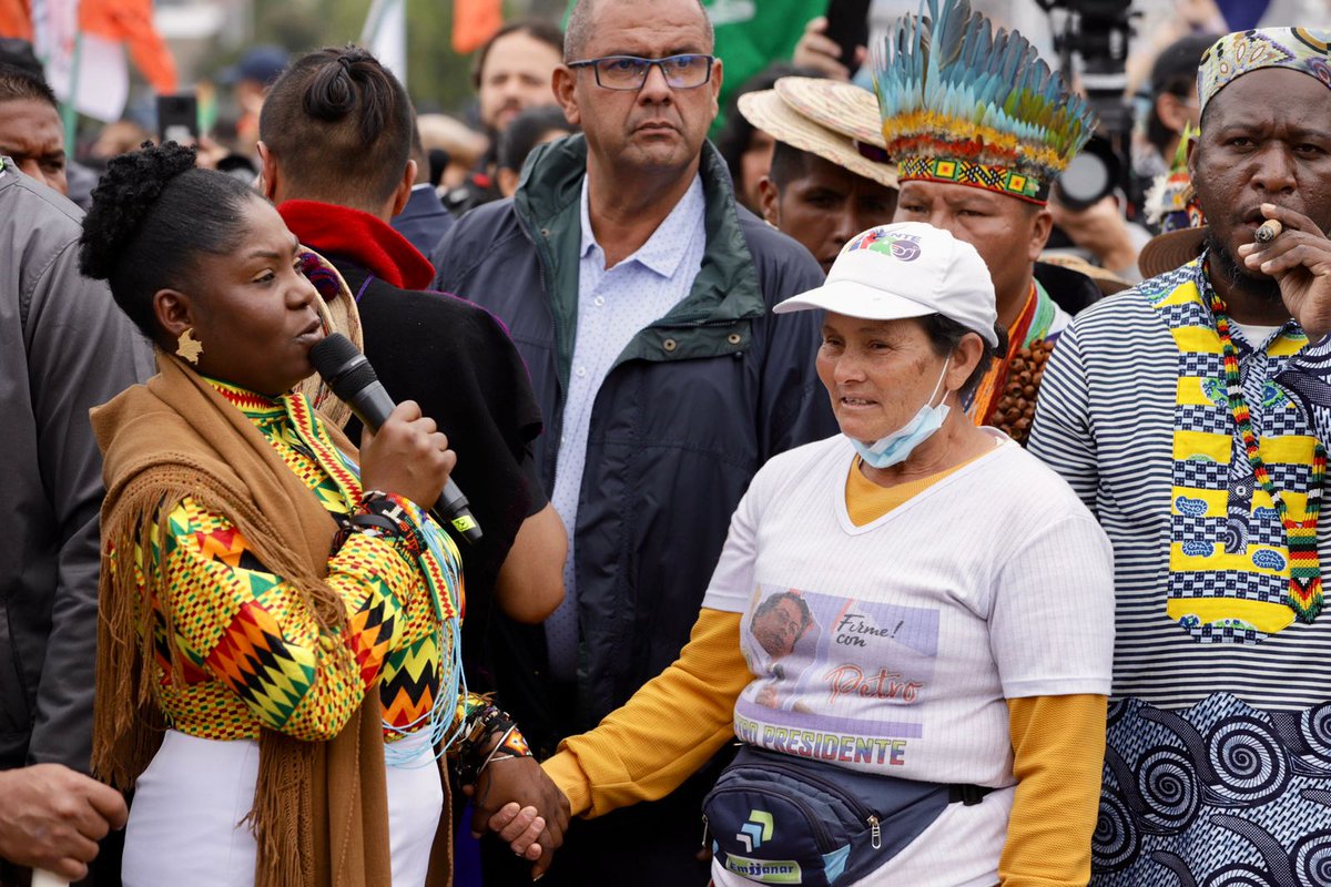 FranciaMarquezM's tweet photo. #HoySePosesionanLosPueblos para sembrar una nueva y definitiva oportunidad para la vida y la paz en Colombia. Gracias pueblos negros, indígenas, campesinos y urbanos por resistir y cuidar la vida con dignidad y unidad. #ColombiaRenace junto a ustedes. https://t.co/0DPsD2qFlr