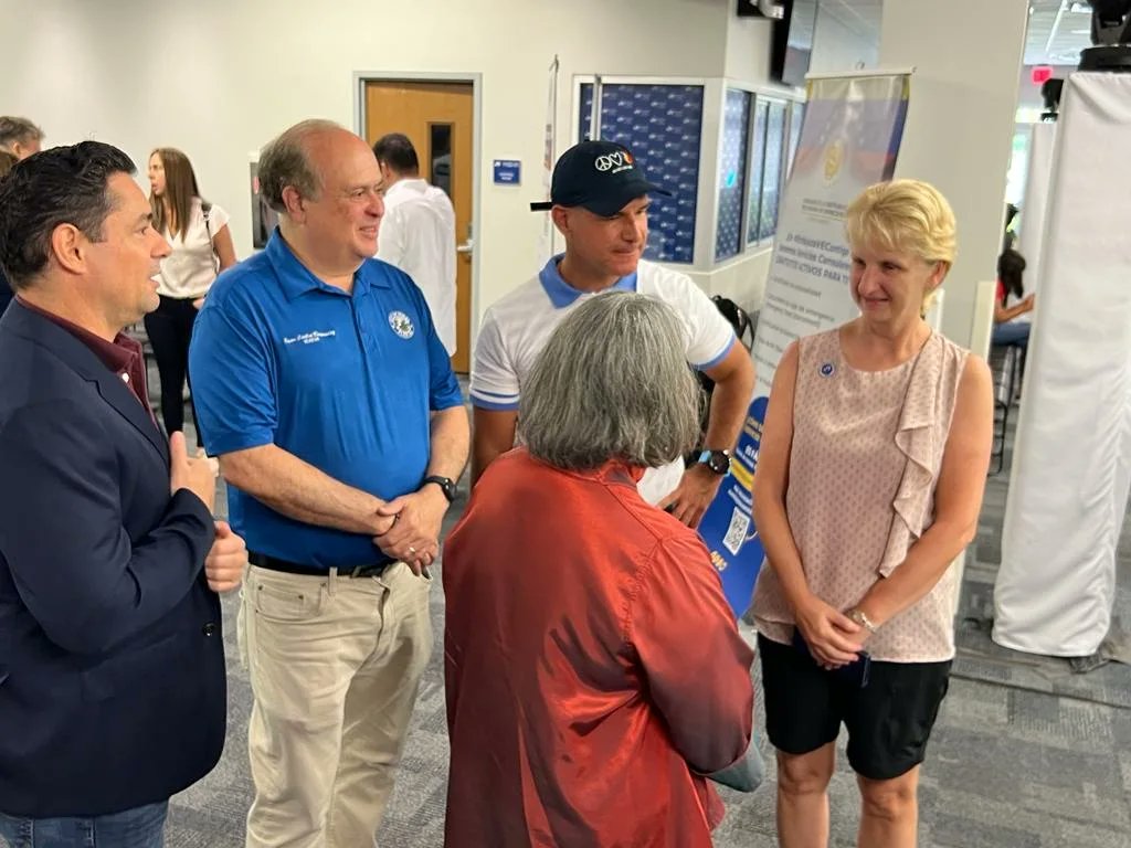 commishbermudez's tweet photo. Today I joined the Hispanic Unity of Florida for a Venezuelan TPS day at Miami-Dade College of Doral. Thank you to all the partners, Miami-Dade County @MayorDaniella and the Venezuelan Ambassador @carlosvecchio.
#vote124
#JCforCommissioner https://t.co/zQtUy5ucyt