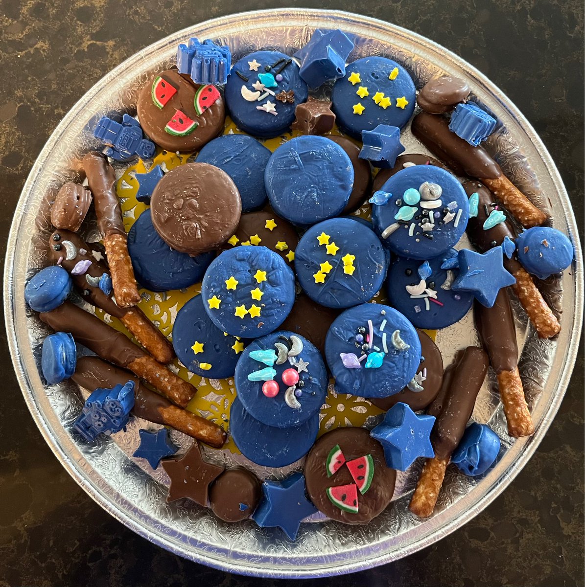 SkepticsGuide's tweet photo. What skeptical or science-y snacks is everyone eating while watching NECSS? We have chocolate covered Oreos and pretzels with some on-theme decorations. 
#necss https://t.co/i95YWb6Zrt