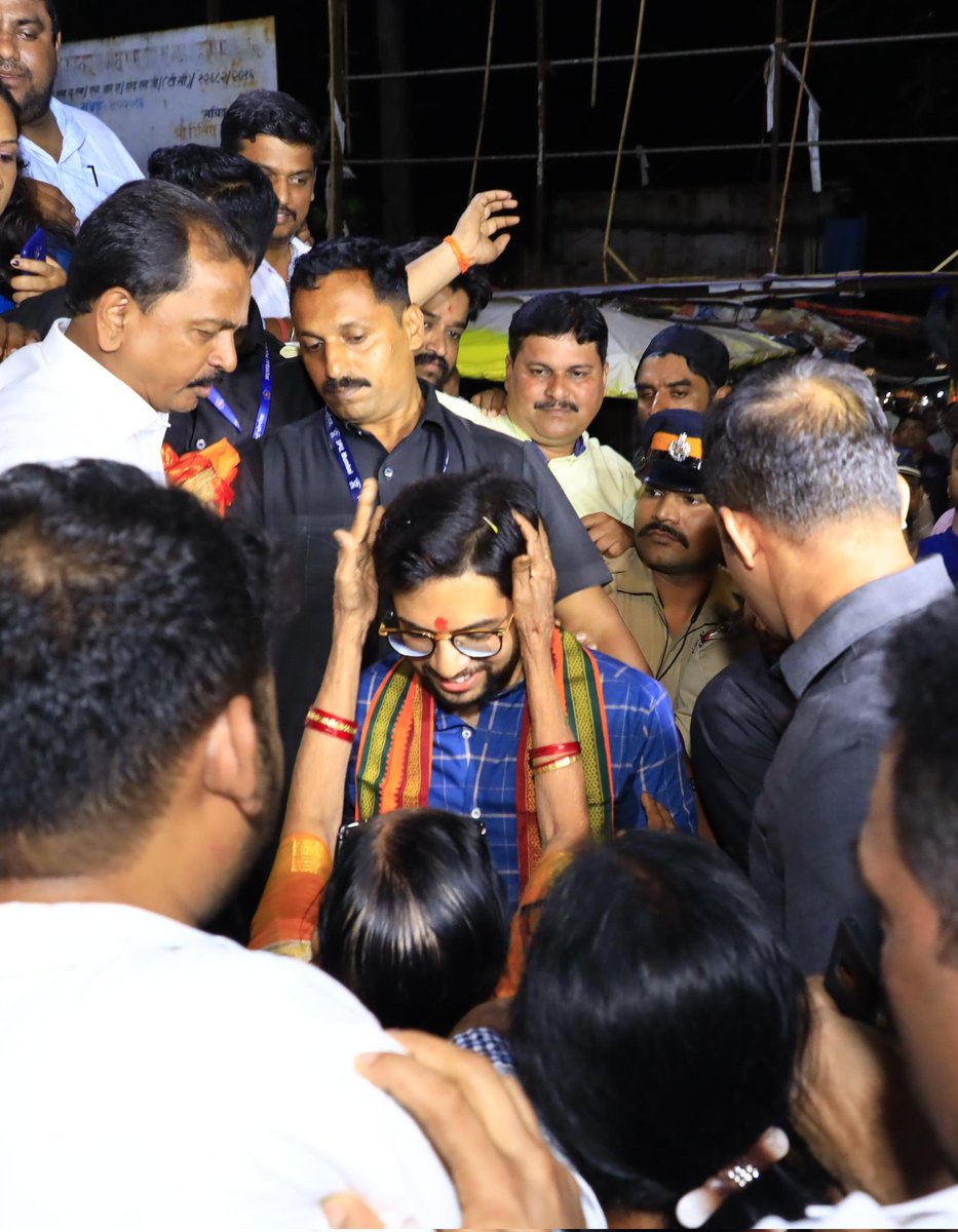 AUThackeray's tweet photo. माहीम कोळीवाडा येथील शिवसेना शाखेस आज भेट दिली. युवांसह ज्येष्ठांचा व महिलांचा मिळणारा प्रतिसाद खरेच उत्साहवर्धक आहे. https://t.co/ySjcH4gwVc