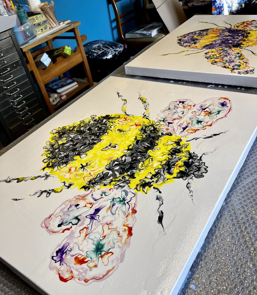 Varnishing day today, one layer down, two to three layers left to go before these two Bees head of to new homes next week🐝
Liquitex professional high gloss varnish used on these, hope your all well and having a great weekend🐝🐝🐝🐝🐝🐝🐝🐝#art #artwork #acrylicpour #artist #bee