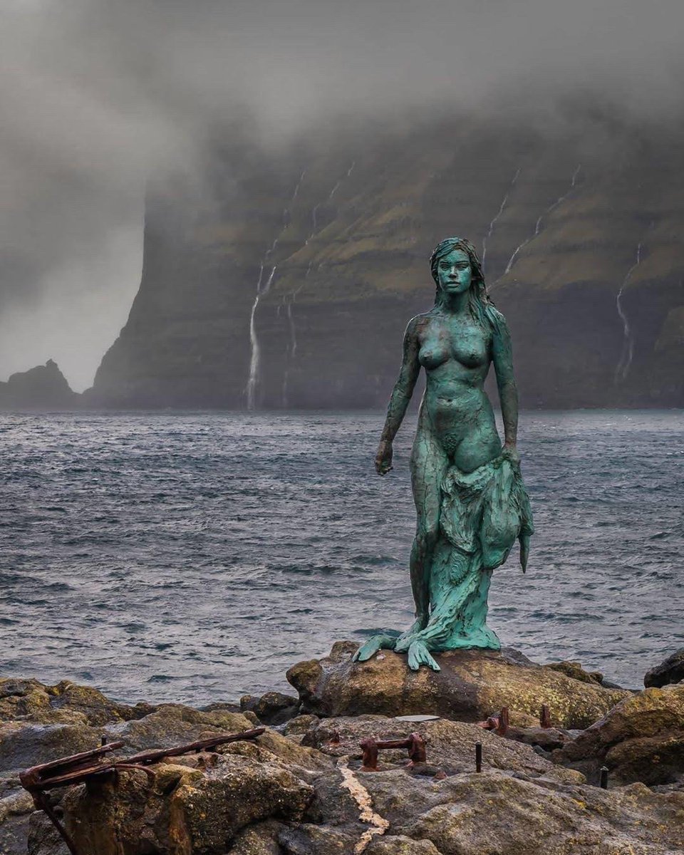 statua della selkie kópakonan, isole faroe