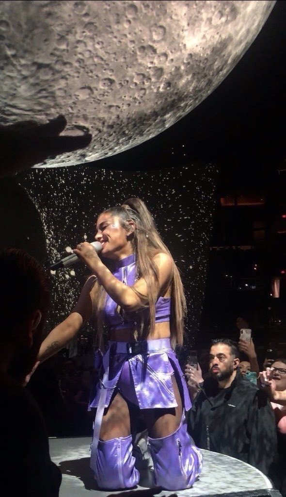 taysgws's tweet photo. Ariana Grande performing under the moon. https://t.co/2pHSolgtzQ