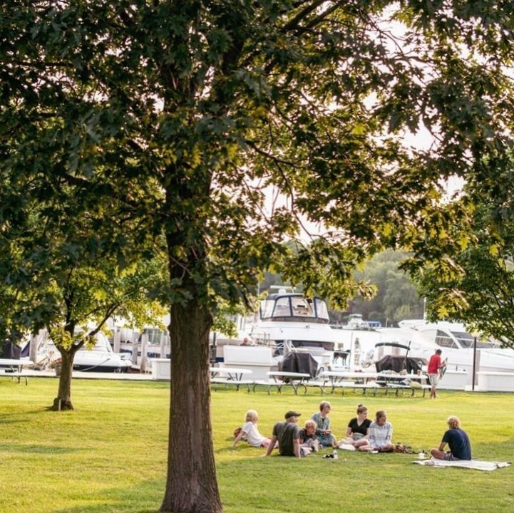 Today is the perfect day to grab take out from your favorite local spot and set up a picnic. Comment below your favorite local eatery!⁣
⁣
Thanks for the photo @saugatuckdouglas.⁣
⁣
📍Saugatuck⁣

📸 instagram.com/p/Cg68cE5r6Df/ via tweet.photo