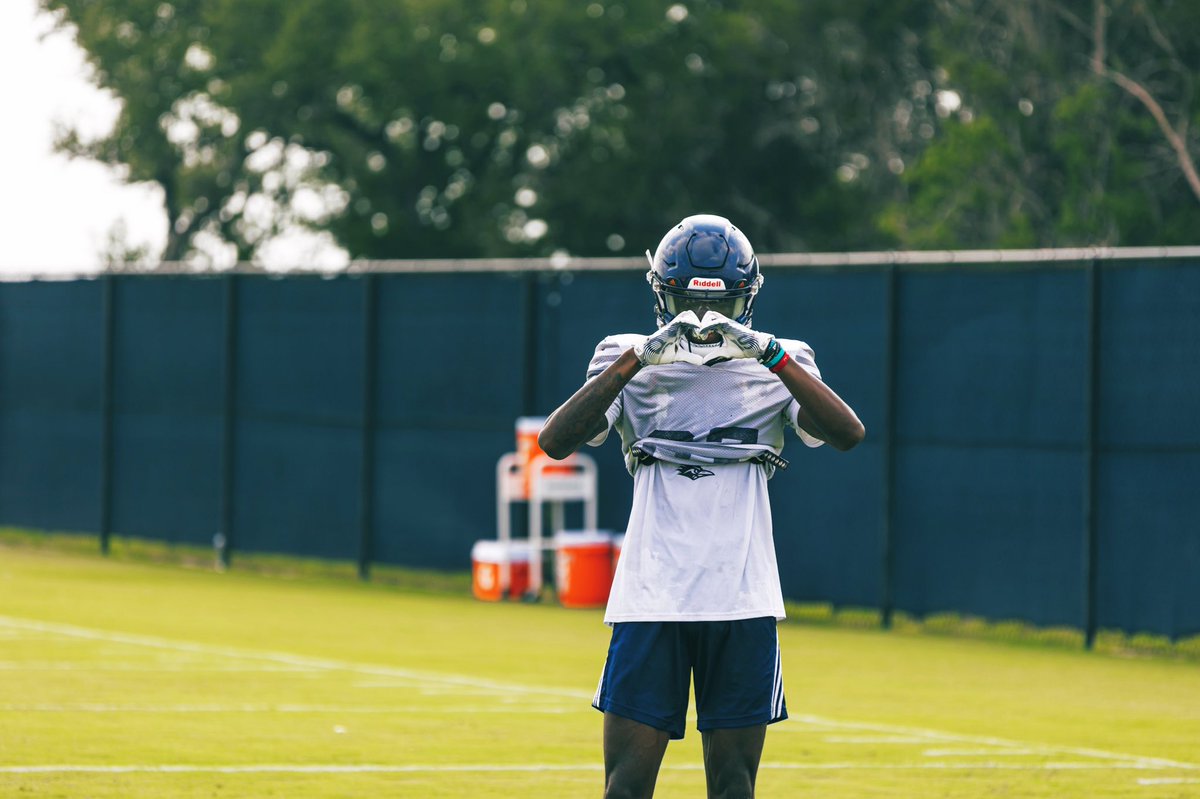 zahfrazier's tweet photo. #fallcamp 😁 https://t.co/vwWH7gRPou