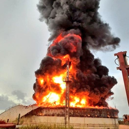 En nombre del pueblo, el <a href="/PartidoPCC/">Partido Comunista de Cuba</a> y el <a href="/Gob_StgoDeCuba/">Gobierno Provincial de Santiago de Cuba</a> de #SantiagodeCuba, expresamos la disposición de los santiagueros para trabajar al lado de los matanceros y los cubanos ante los efectos del siniestro en la base de supertanqueros de Matanza #FuerzaMatanzas #CubaPorLaPaz