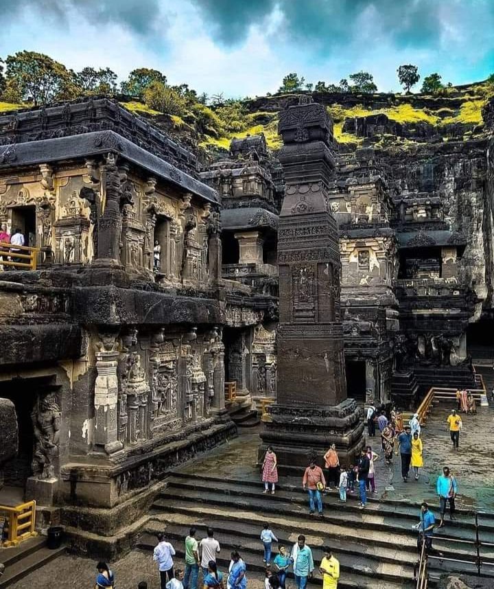 #Elloracaves is a #UNESCO world heritage site located in the Aurangabad district in the #Indian state of #maharashtra, dating back to the 600 - 1000 CE period. This cave is one of the largest rock-cut
Monastery- temple cave complexes in the #world.  
#MonumentHistorique