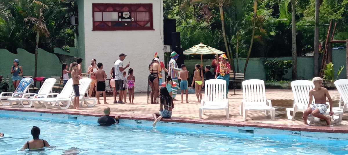 Ofertas gastronómicas y actividades infantiles disfrutan hoy las personas que visitan el Complejo Recreativo Río Cristal en La Habana.
#ComercioCuba #CubaPorLaPaz
