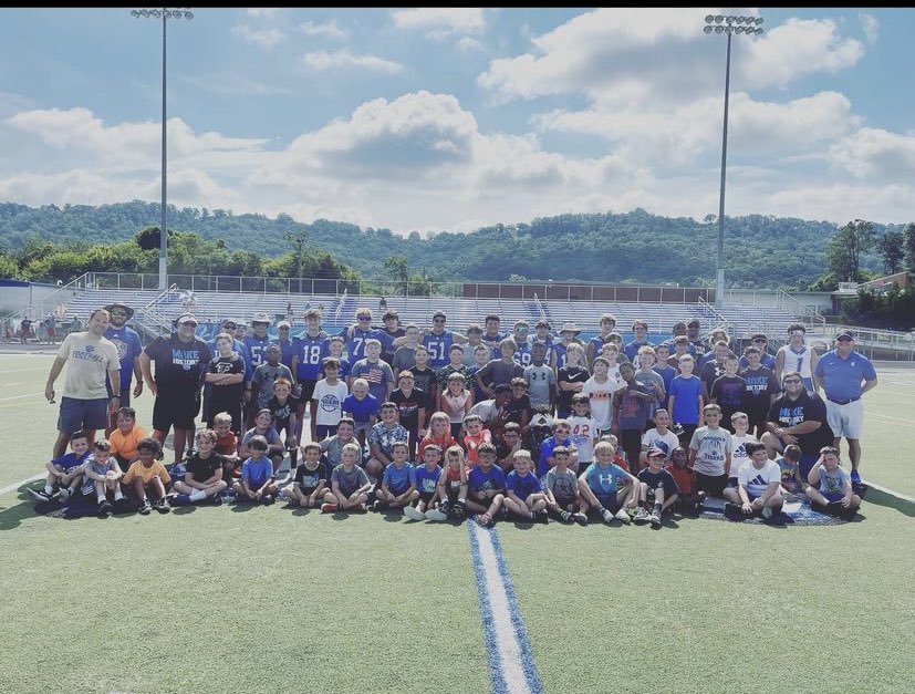 bradygray17's tweet photo. had a good time at the annual kids camp at the don pat! love helping coach up the future of ringgold high school football about this great game! @CoachWilsonRHS @heymon57 @NwGaFootball @HoustonWhite614 https://t.co/T8yBpWeneA
