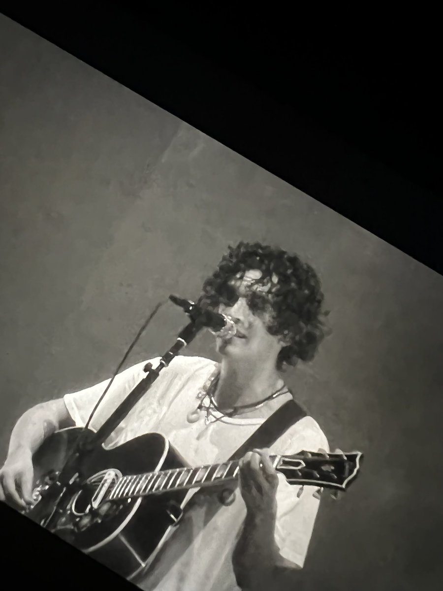 กุโคตรชอบ i always ไลฟ์นี้ ท่อนฮุกแรกนาทีหนึ่งคือแมตตี้ทำหน้าหมดหวังเหี้ยๆเหมือนคนจะร้องไห้แล้วอยู่ๆก็ยิ้มออกมา กุรู้สึกเลยว่าชีวิตเหี้ยแค่ไหนก็ยิ้มหน่อยเถอะนะ if you can’t survive, just try ถ้ารู้สึกว่าอยู่ไม่ไหวแล้ว ให้พยายามอยู่ต่อไปหน่อยนะ