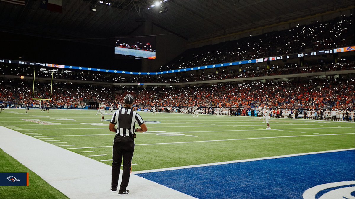 UTSAFTBL's tweet photo. 4️⃣  more Saturdays until this. ✨ 🏟️ 

#BirdsUp🤙 https://t.co/0Dg4BrwXAR