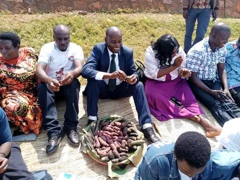 commune_kiganda's tweet photo. Musitanteri wa commune kiganda arashimira cane imvukira zawitavye baba abavuye hafi canke kure .Uwo musi mukuru ukaba waranzwe no kwinjira inyubako hamwe no gusangirira hamwe inyobwa n,imfungugwa kavukire. https://t.co/76YkRp0c9E